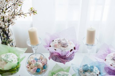 Süslü bir masada güzel Paskalya pastaları. Hafif bir Paskalya tatili.