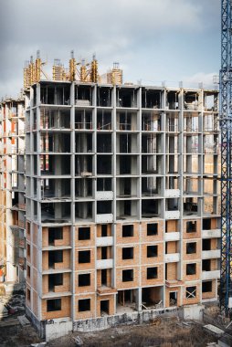 Metropolün merkezinde vinçleri olan modern bir gökdelen inşa ediliyor. İnşaat