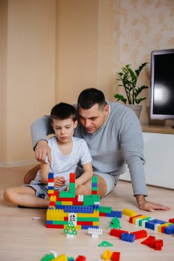 Küçük bir çocuk babasıyla birlikte bir müteahhit tarafından oynanır ve bir ev inşa edilir. Bir aile evinin inşaatı.