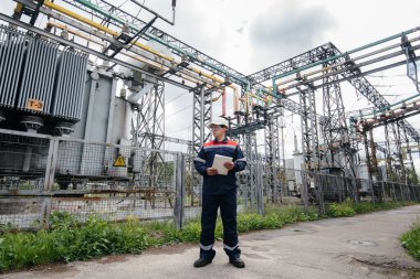 Enerji mühendisi istasyonun ekipmanlarını inceler. Güç mühendisliği. Sanayi