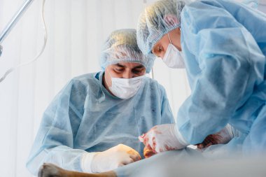 Modern bir ameliyathane, yakın çekim, acil kurtarma ve hastanın canlandırılması. İlaç ve ameliyat.