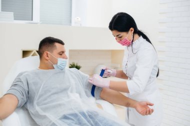 Bir adamın kanı analiz etmek ve virüsleri test etmek için bir damardan alınır. Bağışıklık sisteminin ve antikorların oluşumu.