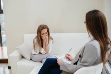Depresyon sırasında genç bir kız ofisteki bir psikologla iletişim kuruyor. Psikolojik yardım.