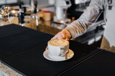 Barista çok lezzetli doğal kahve servisi yapıyor. Lezzetli kahve. Yakın plan..
