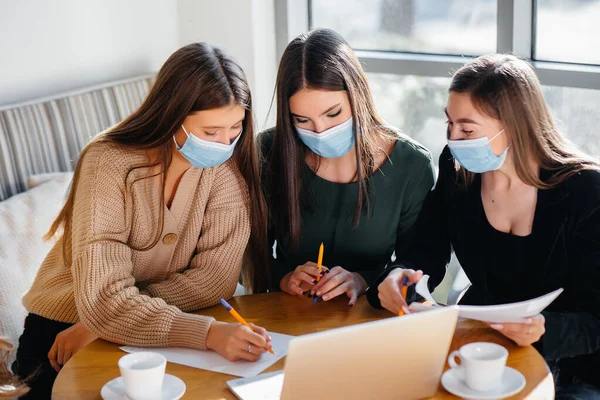 Grupo Chicas Con Máscaras Sientan Café Trabajan Computadoras Portátiles Enseñar — Foto de Stock