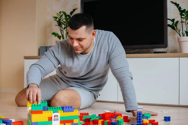 Niño Pequeño Junto Con Padre Interpretado Por Constructor Construye Una —  Fotos de Stock