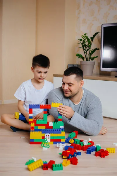 Niño Pequeño Junto Con Padre Interpretado Por Constructor Construye Una —  Fotos de Stock