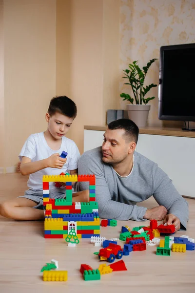 Niño Pequeño Junto Con Padre Interpretado Por Constructor Construye Una — Foto de Stock