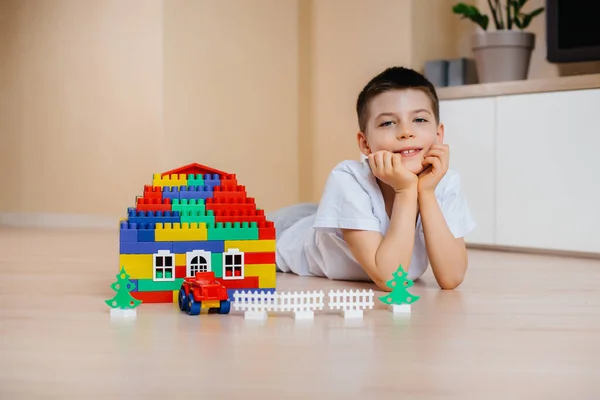 Ein Kleiner Junge Spielt Mit Einem Baukasten Und Baut Ein — Stockfoto