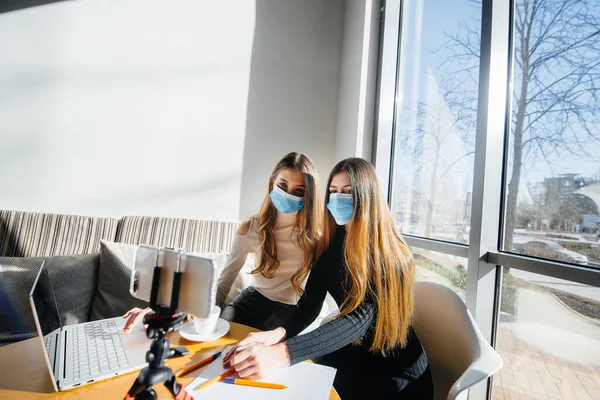 Maskeli Bir Kafede Oturan Iki Genç Kız Video Blogu Yönetiyor — Stok fotoğraf