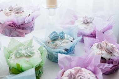 Süslü bir masada güzel Paskalya pastaları. Hafif bir Paskalya tatili.