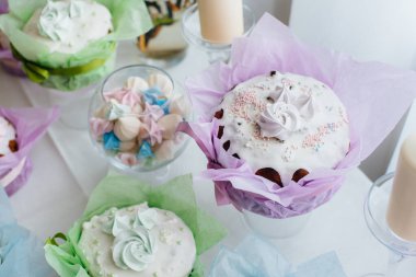 Süslü bir masada güzel Paskalya pastaları. Hafif bir Paskalya tatili.