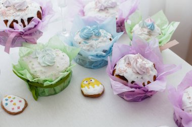 Süslü bir masada güzel Paskalya pastaları. Hafif bir Paskalya tatili.