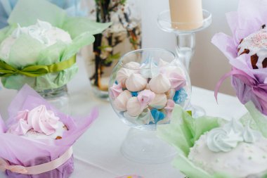 Süslü bir masada güzel Paskalya pastaları. Hafif bir Paskalya tatili.