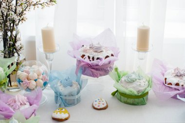 Süslü bir masada güzel Paskalya pastaları. Hafif bir Paskalya tatili.