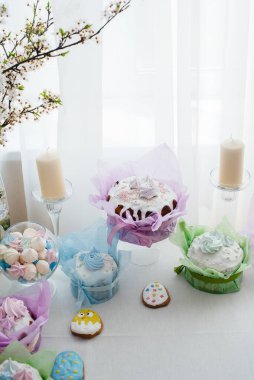 Süslü bir masada güzel Paskalya pastaları. Hafif bir Paskalya tatili.