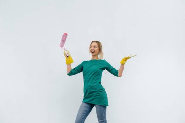 Genç bir kız beyaz bir duvarın önünde tekerlekli sandalyeyle poz veriyor. İç kısmın tamiri.