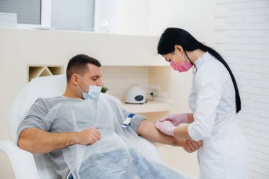 Bir adamın kanı analiz etmek ve virüsleri test etmek için bir damardan alınır. Bağışıklık sisteminin ve antikorların oluşumu.