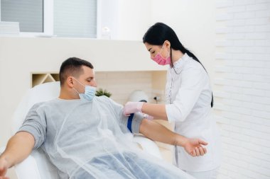 Bir adamın kanı analiz etmek ve virüsleri test etmek için bir damardan alınır. Bağışıklık sisteminin ve antikorların oluşumu.