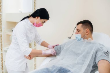 Bir adamın kanı analiz etmek ve virüsleri test etmek için bir damardan alınır. Bağışıklık sisteminin ve antikorların oluşumu.