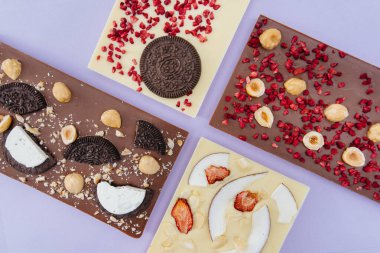 Parlak bir arka planda doğal el yapımı çikolata..