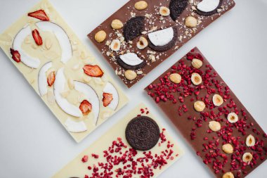 Parlak bir arka planda doğal el yapımı çikolata..