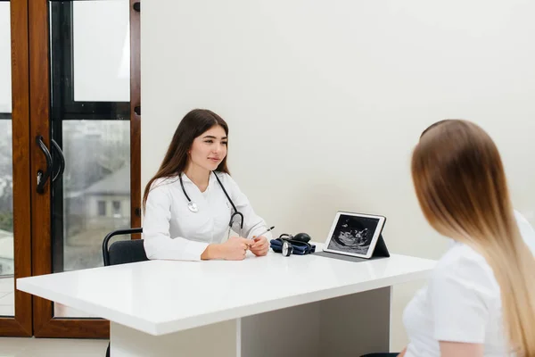 Ett Ungt Par Väntar Att Ett Barn Ska Konsultera Gynekolog — Stockfoto