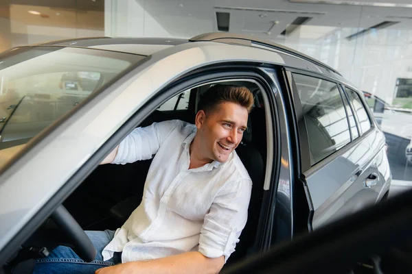 Una Feliz Pareja Joven Elige Compra Coche Nuevo Concesionario Automóviles —  Fotos de Stock