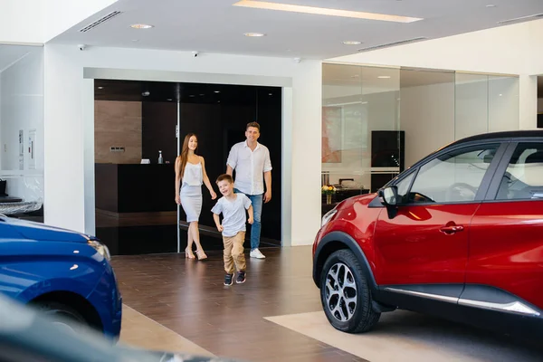 Una Familia Joven Feliz Elige Compra Coche Nuevo Concesionario Automóviles — Foto de Stock