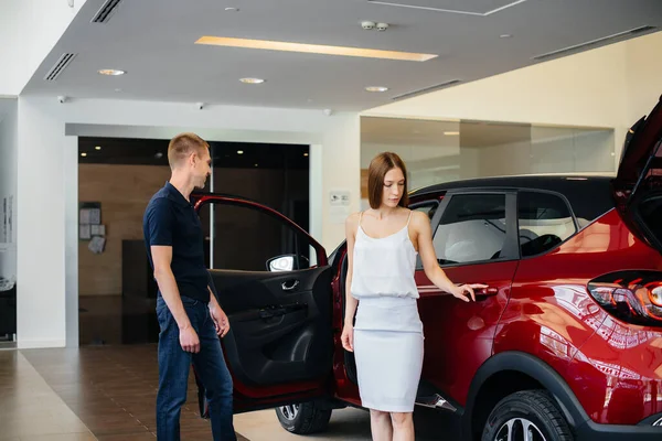 Jeune Couple Heureux Choisit Achète Une Nouvelle Voiture Chez Concessionnaire — Photo