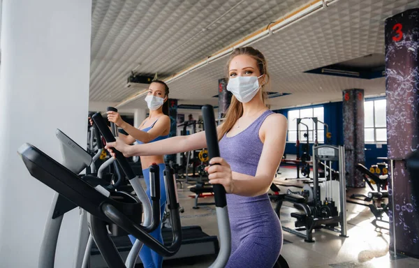 Twee Jonge Mooie Meisjes Trainen Sportschool Met Maskers Tijdens Pandemie — Stockfoto