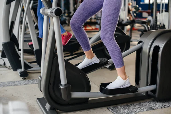 Twee Jonge Mooie Meisjes Trainen Sportschool Met Maskers Tijdens Pandemie — Stockfoto