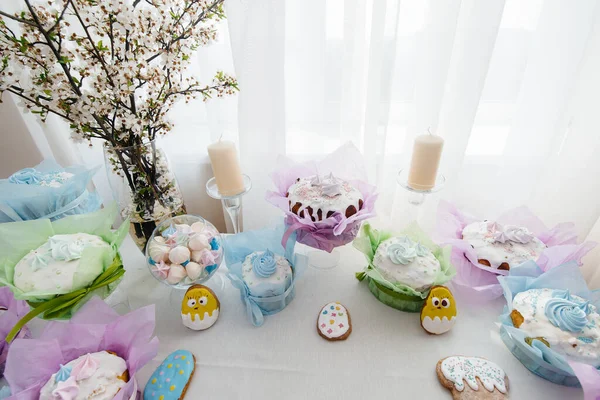 Hermosos Pasteles Pascua Una Mesa Luz Decorada Unas Vacaciones Ligeras — Foto de Stock