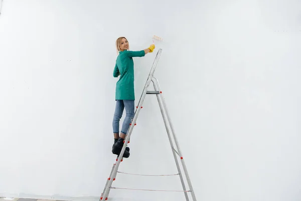 Ein Junges Mädchen Auf Einer Leiter Bemalt Mit Einer Walze — Stockfoto