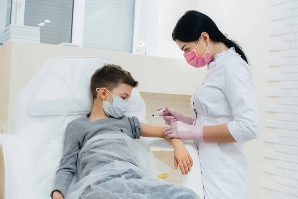 Impfungen Von Kindern Gegen Grippe Und Coronavirus Während Einer Weltweiten — Stockfoto