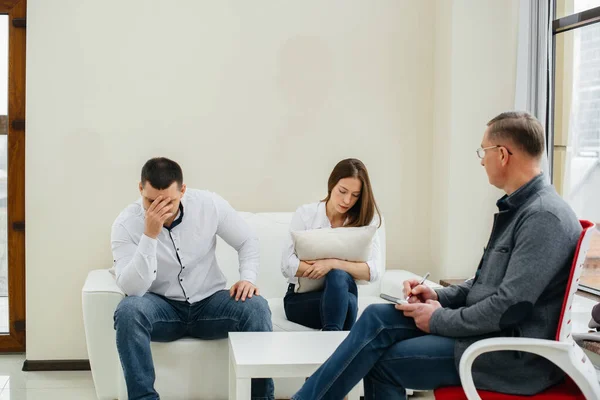 Młoda Para Mężczyzn Kobiet Rozmawia Psychologiem Sesji Terapeutycznej Psychologia — Zdjęcie stockowe