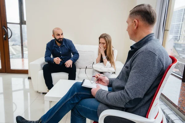 Joven Matrimonio Hombres Mujeres Habla Con Psicólogo Una Sesión Terapia — Foto de Stock