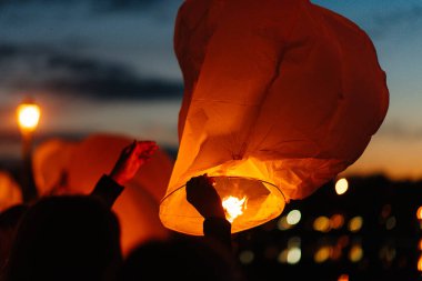 Akşamları, gün batımında, akrabaları ve arkadaşlarıyla birlikte geleneksel fenerler yakarlar. Gelenek ve seyahat