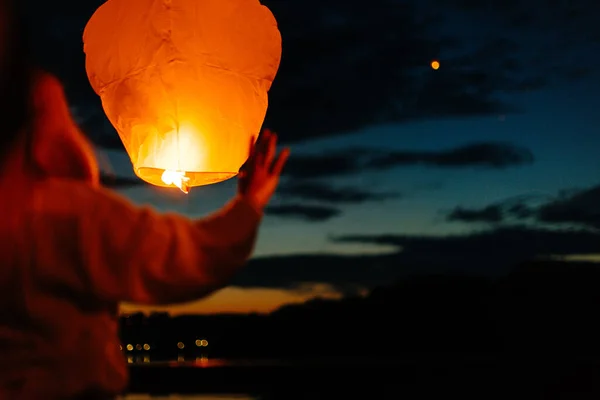 Por Noche Atardecer Las Personas Con Sus Familiares Amigos Lanzan — Foto de Stock