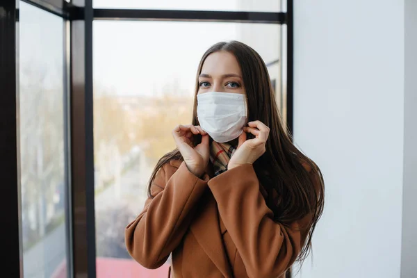 Una Joven Camina Con Una Máscara Durante Pandemia Coronovirus Cuarentena — Foto de Stock