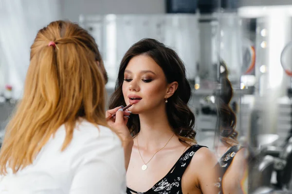Salão Beleza Bonito Moderno Estilista Maquiagem Profissional Faz Maquiagem Para — Fotografia de Stock