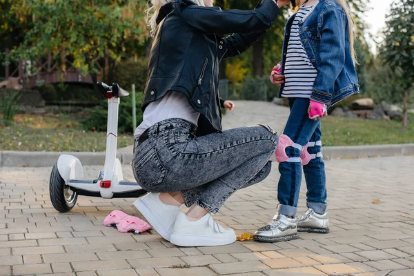 Anya Segít Felöltöztetni Kislánya Felszerelését Sisakját Egy Segway Útra Parkban — Stock Fotó
