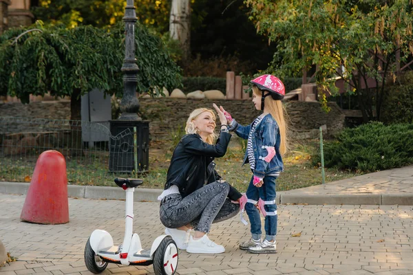 Egy Anya Megtanítja Kislányát Hogy Lovagoljon Segwayen Napnyugtakor Boldog Családi — Stock Fotó