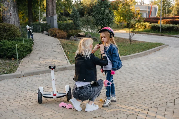 Mama Hilft Die Ausrüstung Und Den Helm Ihrer Kleinen Tochter — Stockfoto