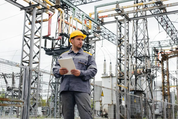 Engenheiro Energia Inspeciona Equipamento Subestação Engenharia Energia Indústria — Fotografia de Stock