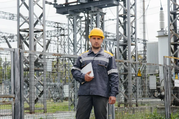 Инженер Энергетик Осматривает Оборудование Подстанции Энергетика Промышленность — стоковое фото