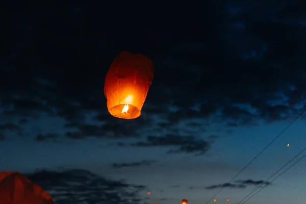 Por Noche Atardecer Las Personas Con Sus Familiares Amigos Lanzan —  Fotos de Stock