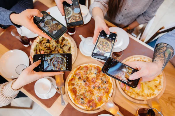 Группа Друзей Делает Крупным Планом Фотографию Вкусной Пиццы Блога Пиццерии — стоковое фото