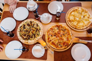 Dostça bir akşam yemeği sırasında bir kafede nefis bir pizza..