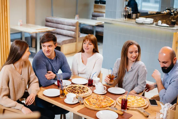 Grupo Jóvenes Amigos Alegres Está Sentado Café Hablando Comiendo Pizza — Foto de Stock